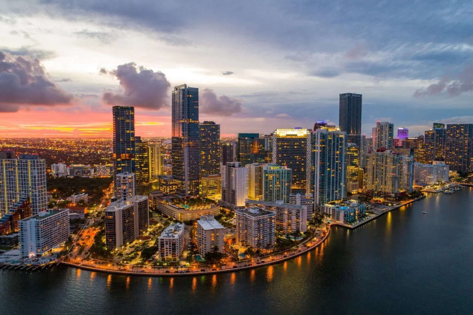 Visit Miami’s Hottest Spots with a Luxury Limo Service